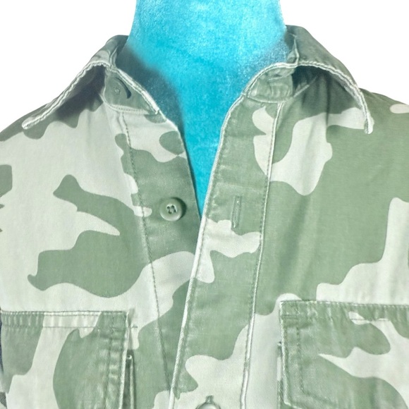 Free People Men’s XS Sage Green Camo Button-Up Denim Shirt - Picture 4 of 13
